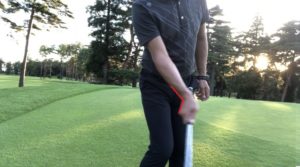 ランニングアプローチ　インパクトでの右手首